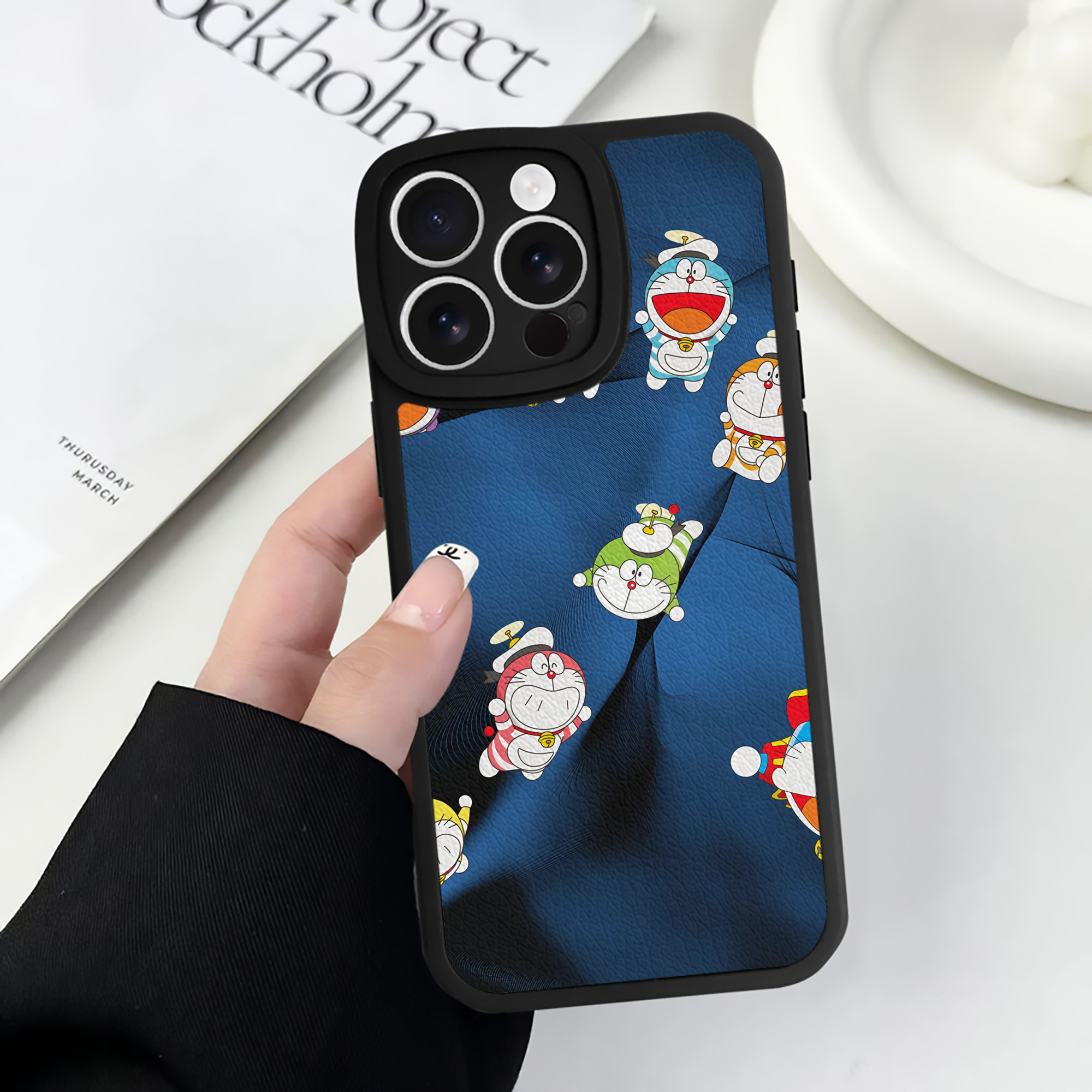 （画像用） ドラえもん Doraemon 【iPhone 16シリーズ対応】シリコンスマホケース（レザー調） 材質：シリコン